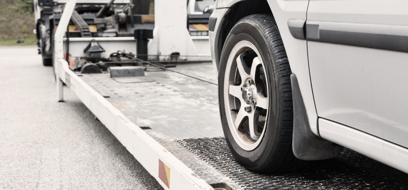 Long-distance towing service for safe vehicle transportation